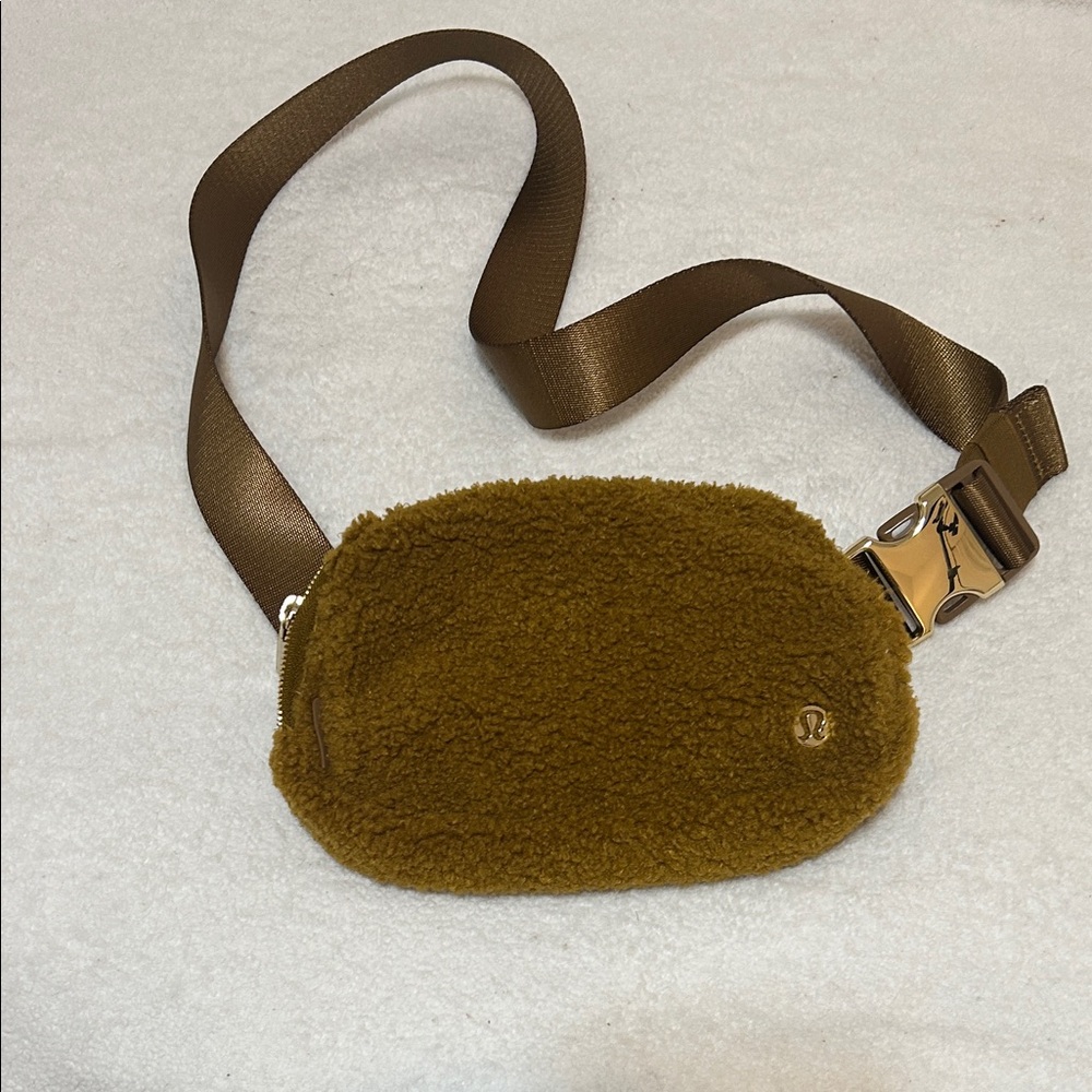 lululemon athletica olive green sherpa crossbody belt bag